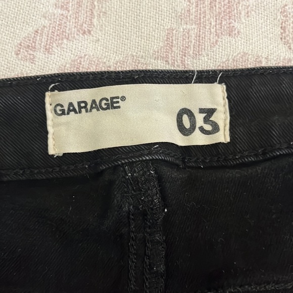GARAGE| mid rise favourite short in Black - Picture 2 of 4